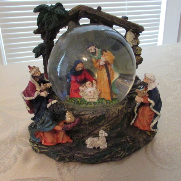 Nativity Musical Water Globe - Picture 1 of 9